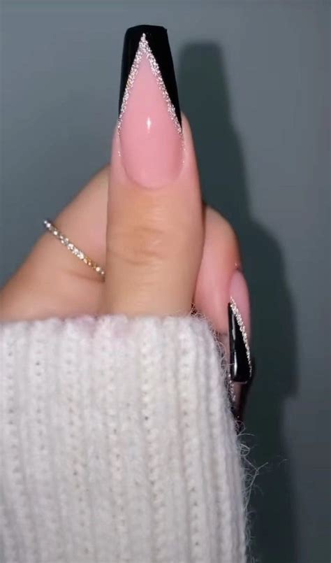 Pin de Диана Белозёрова em Маникюр | Unhas pretas, Unhas bonitas, Unhas ...