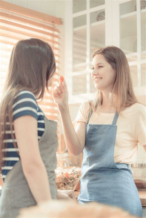 contento mismo sexo Pareja alimentar cada otro a cocina. alegre lgbtq