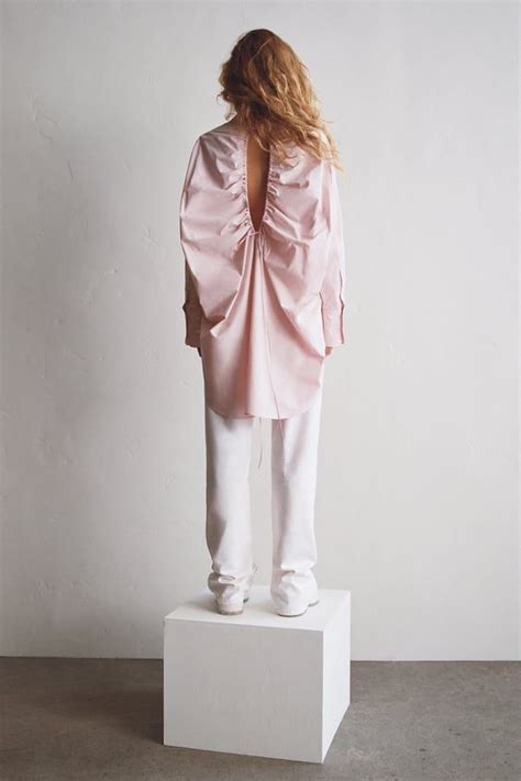 ボード「Things to Wear」のピン | 秋冬 ファッション, シャツ 女性, トップス