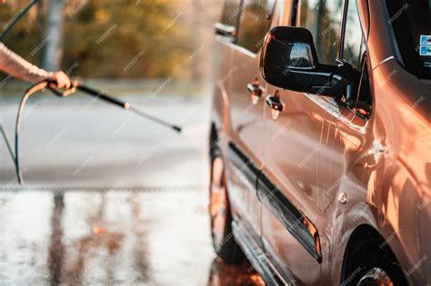 Ручная мойка автомобиля с белой мыльной пеной на кузове мойка ...