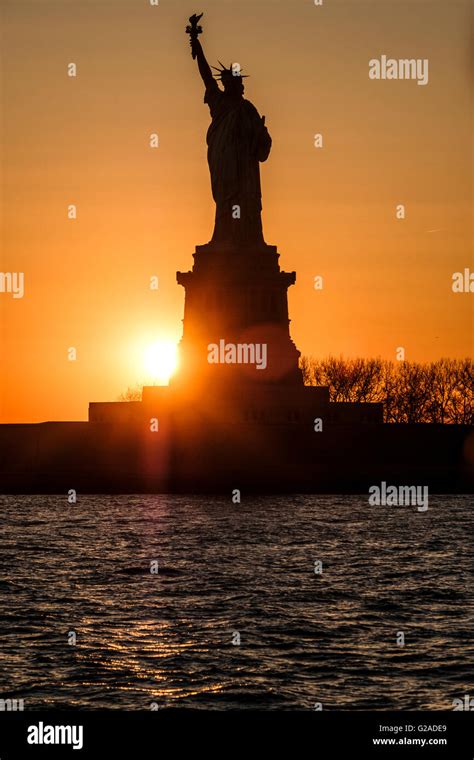 Statue of liberty silhouette hi-res stock photography and images - Alamy