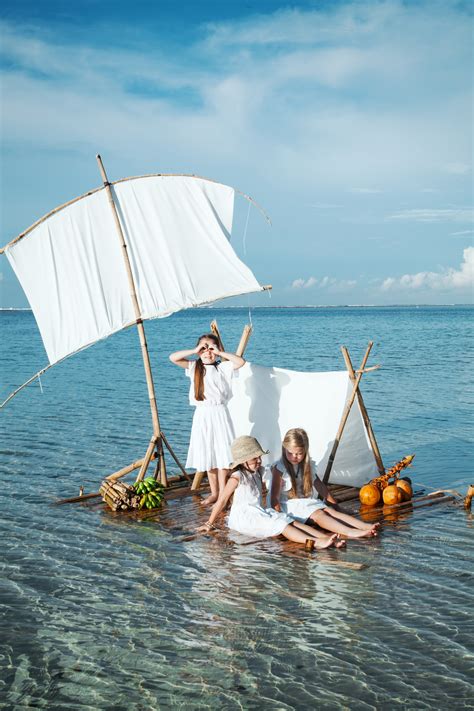 Elena Kosmina - Robinsons for Hooligans Magazine