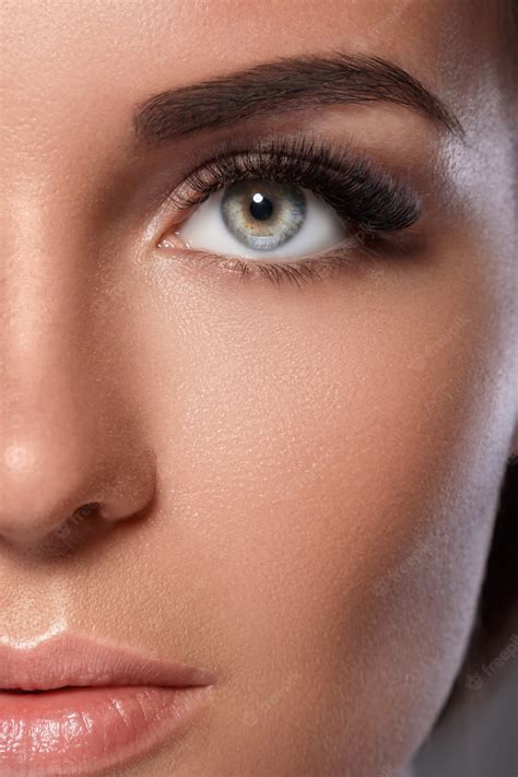 Rostro femenino con hermosas cejas y pestañas artificiales | Foto Premium