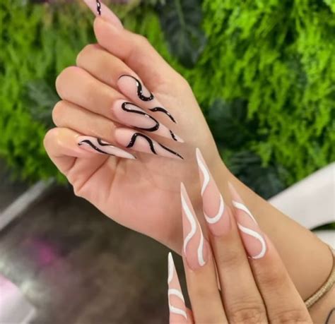 20+ Stunning Squiggle Nail Design Ideas 2023