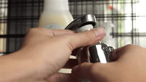 how to change faucet aerator