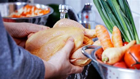 Como Lavar O Frango - Pode lavar o frango? Saiba que alimentos trazem risco ao serem limpos