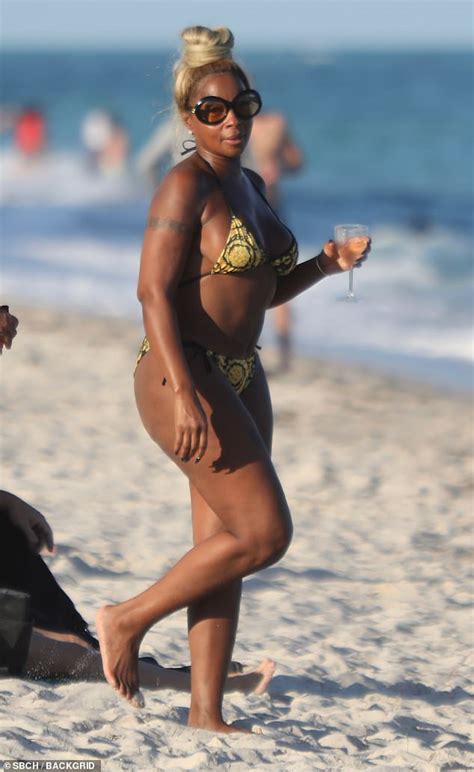 Mary J. Blige flashes rock hard abs in a tiny bikini during beach day