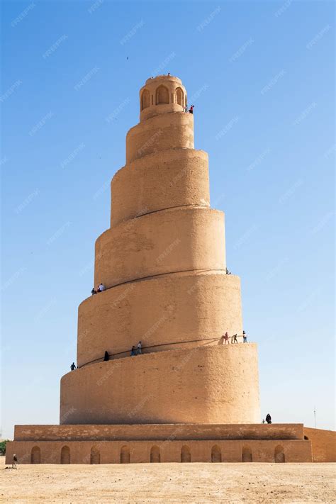 Premium Photo | Minaret Malwia in Samarra and people walking to the top ...