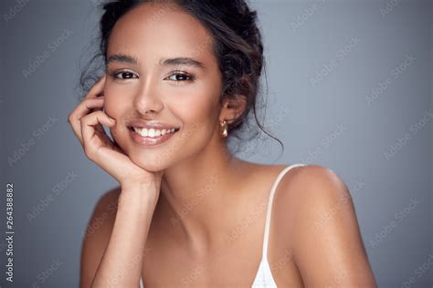 pretty girl smiling into the camera, beautiful woman with smile, happy ...