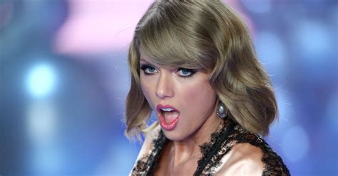 Taylor put on a surprised face on the runway at the Victoria's Secret ...