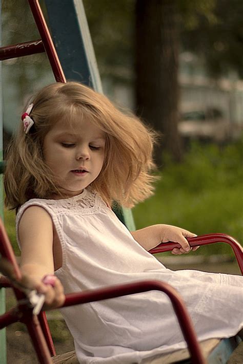 девочка в белом платье | 女の子 ポーズ, 女の子, 髪のスケッチ