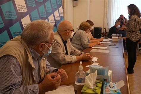 ЦИК прави експеримент - колко души могат да гласуват с една машина (Снимки)
