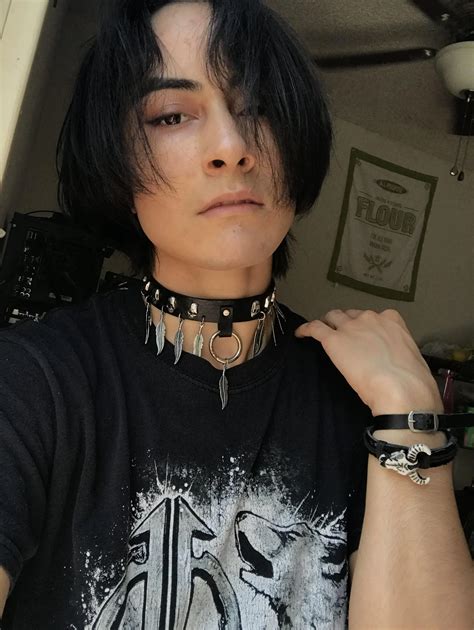 As a goth, my face feels naked | Scrolller