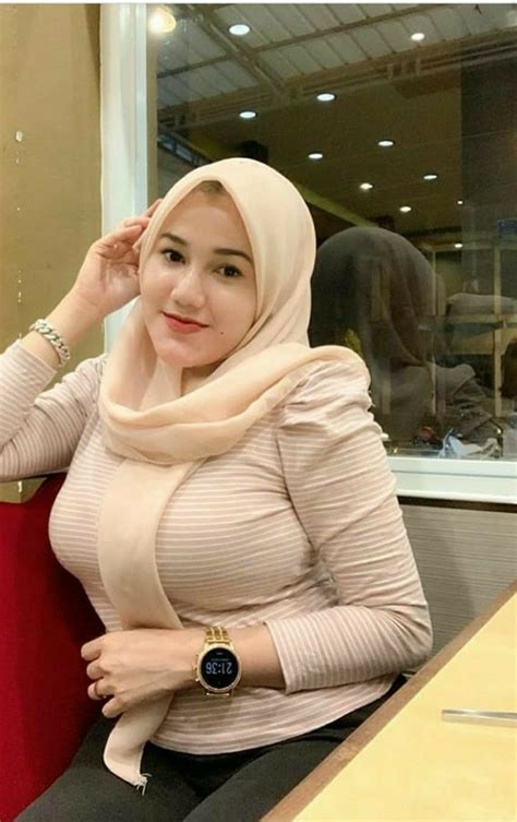 Pin oleh Charles Spence di Wanita Berhijab. | Gaya hijab, Perempuan ...