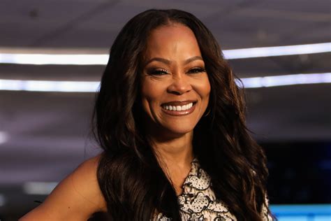 Robin Givens Stuns in Low-Cut Floral Dress & Black Shoes in Photo