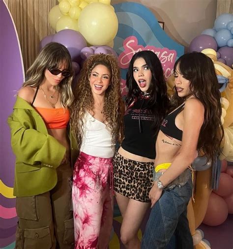 Shakira celebra 'Soltera' con Belinda, Danna y Kenia Os