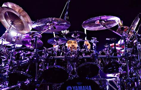 Carter Beauford - DRUMMERWORLD