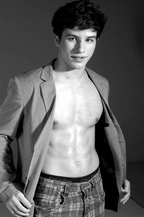 Ricky Tavares exibe boa forma em revista