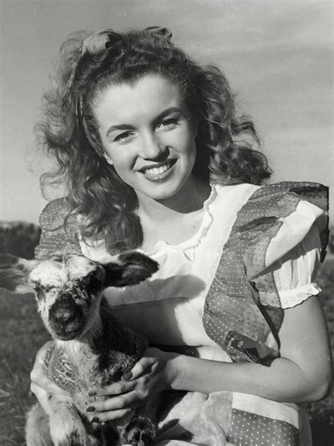 Norma Jeane photographed by Andre De Dienes, 1945. | Marilyn monroe