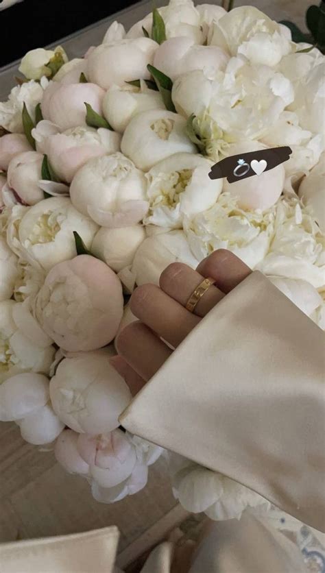 Pin by Gulchiroyavazbekova on Парни с цветами | Flowers bouquet gift ...