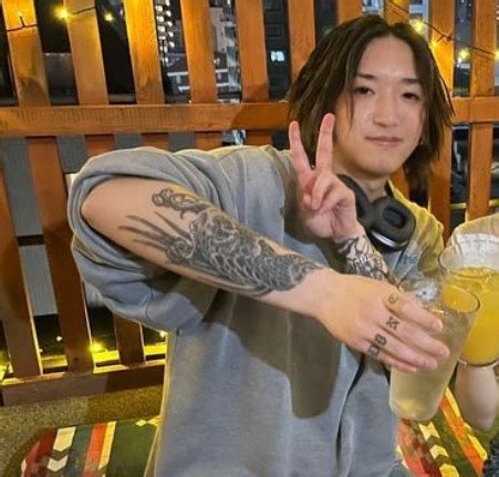【画像】YOASOBIのAyaseのタトゥーは本物！首・両腕・指に増えたのはいつ？ | himanews