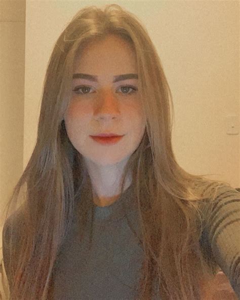 Sarah Melo | Mais porque eu não consigo escolher 1 só tá? 😂🧡🧡 | Instagram