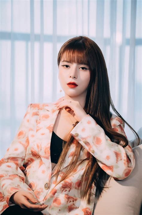 'Hot girl online' Nguyễn Hoàng Mai Ly giàu cỡ nào? | VOZ