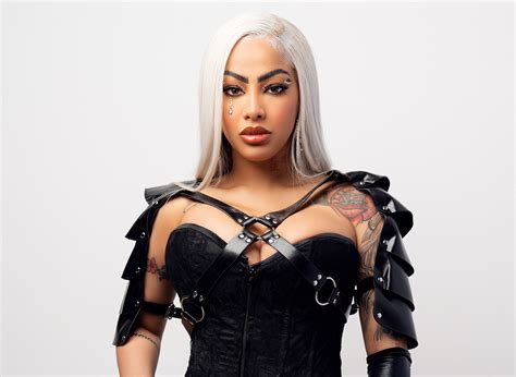 Yailin La Más Viral sube la temperatura al lucir su figura en la playa