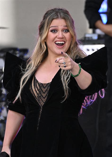 Kelly Clarkson ‘Flaunting’ Her Bare Feet at Work Is Causing a Stink
