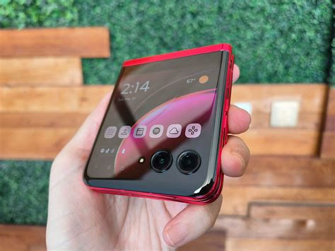Motorola Razr Plus, A Flip-style Phone With A Large Cover Screen, The ...