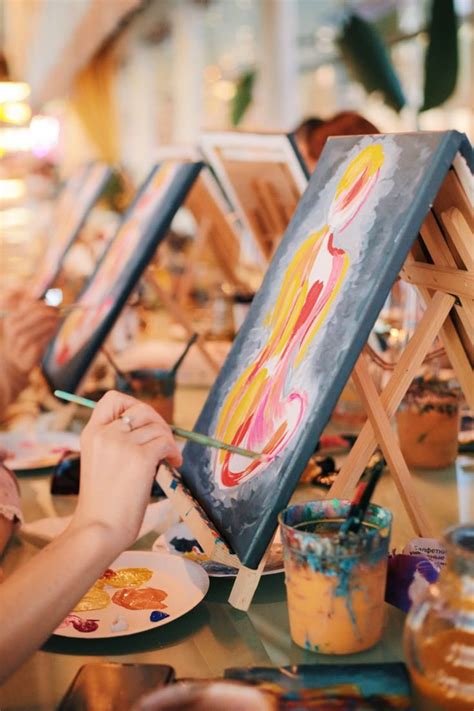 Художники. Мольберт . Краски. Художник. Картина. Artists. Easel. Paints ...
