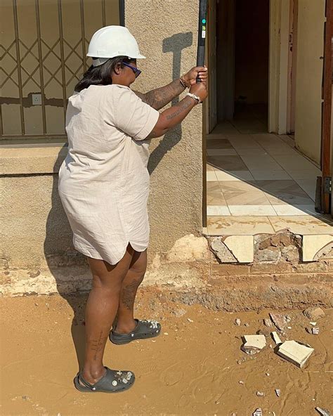 Sangoma Gogo Maweni destroys her house with a hammer - News365.co.za