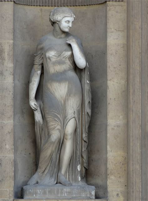 Helene statue on Aile Lescot at Musee du Louvre - Page 913