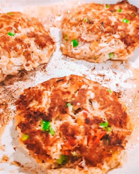 Maryland Style Crab Cake Recipe (Ritz Crackers) - thebuttababe.com