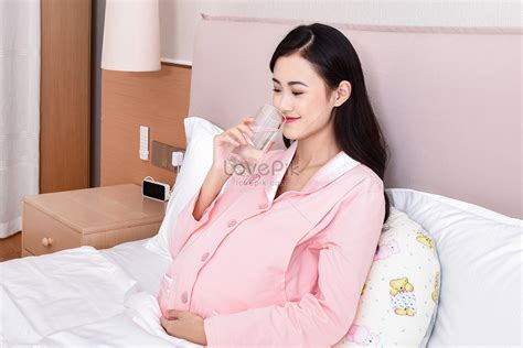 Pregnant Woman Drinking Water Picture And HD Photos | Free Download On ...