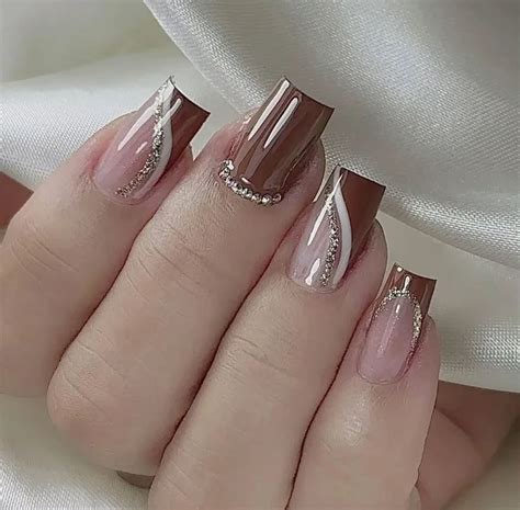 Unha Em Gel Marrom Decorada - Unha marrom decorada | French tip with brown accent nail, Brown and ...