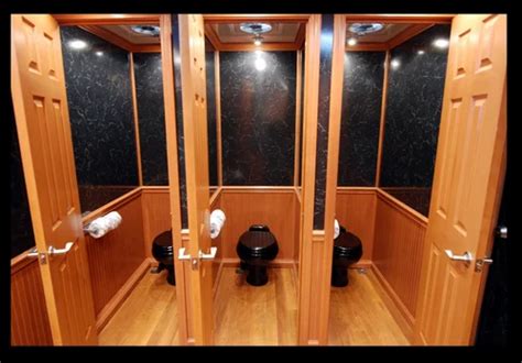 Luxury Portable Washroom Toilets Rental Service, Pan India in New Delhi