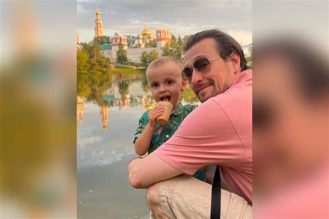 Сергей Безруков опубликовал фото с младшим ребенком, не скрывая его ...