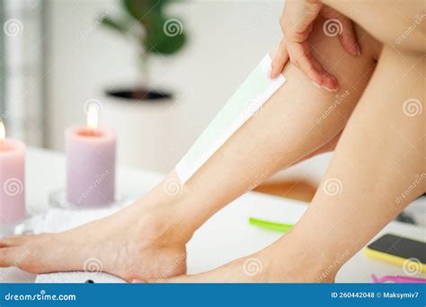 Como Raspar A Perna - Mulher Usando Faixa De Cera De Abelhas Para Raspar a Perna Foto de ...