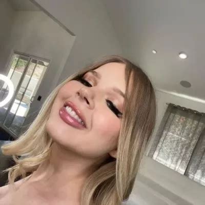 Coco Lovelock- Wiki, Age, Boyfriend, Net Worth, Height (Updated on ...