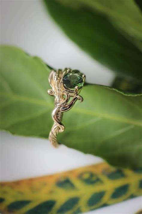 Olive branch ring with ribbon and green tourmaline / Olivia | Eden