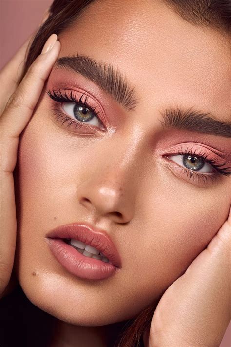 aesthetic finds! ️💋🌸 | Beauty makeup photography, Photoshoot makeup ...