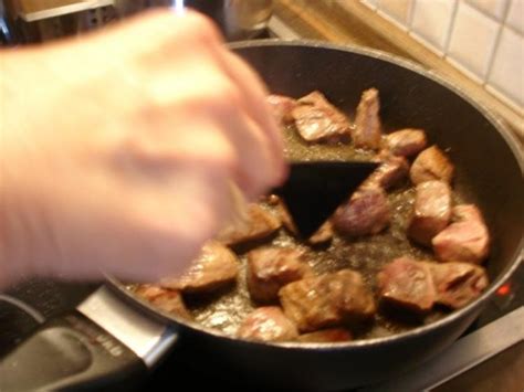 Rindergulasch mit Knödel und Apfel-Rotkohl - Rezept