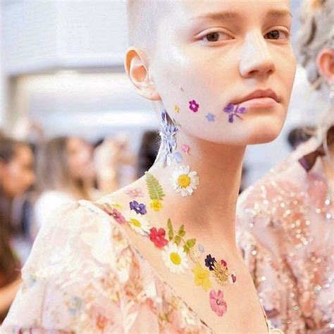 Цветочный макияж покорил Лондонскую неделю моды | Flower beauty ...