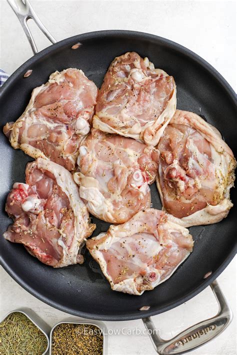 Skillet Chicken Thighs (Easy Recipe!) - Easy Low Carb