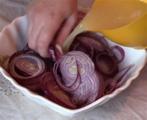 Как замариновать лук в уксусе быстро и вкусно для салата: рецепт, советы
