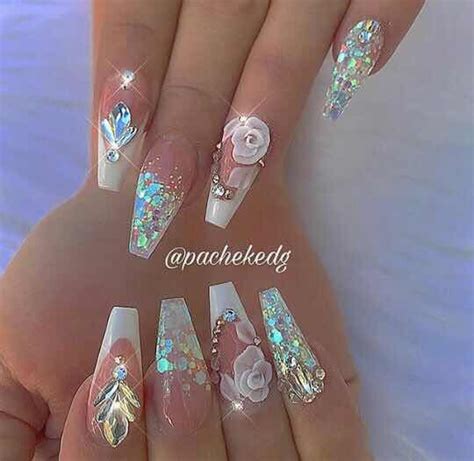 20+ Hermosas Diseños de Uñas en Blanco que te Encantarán