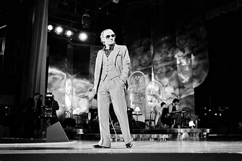 Charles Aznavour, une vie en images | Charles aznavour, Chanteur, Musique