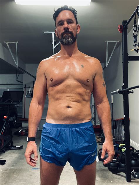 (m) Im curious...ladies you know we love you in your yoga pants, do you