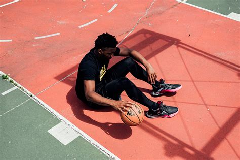 Adidas и Marvel выпускают баскетбольные кроссовки Человека-Паука